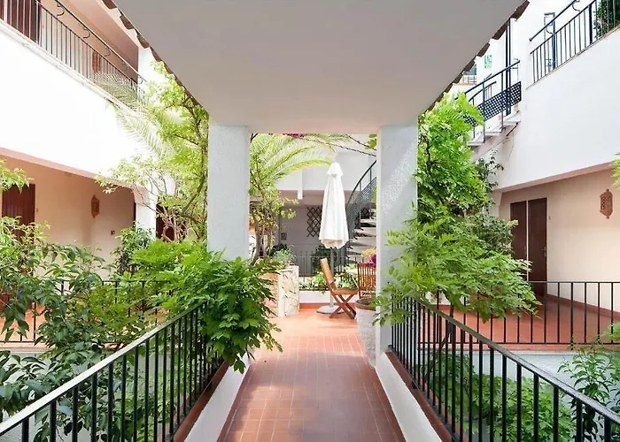 妮娜伊斯酒店 2* 滨海略雷特