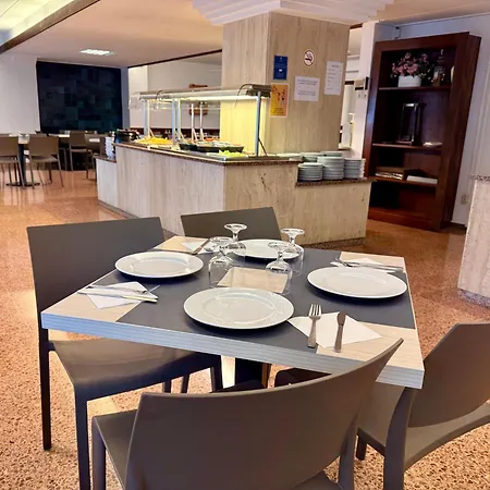 ニネイス ホテル リョレート・デ・マル